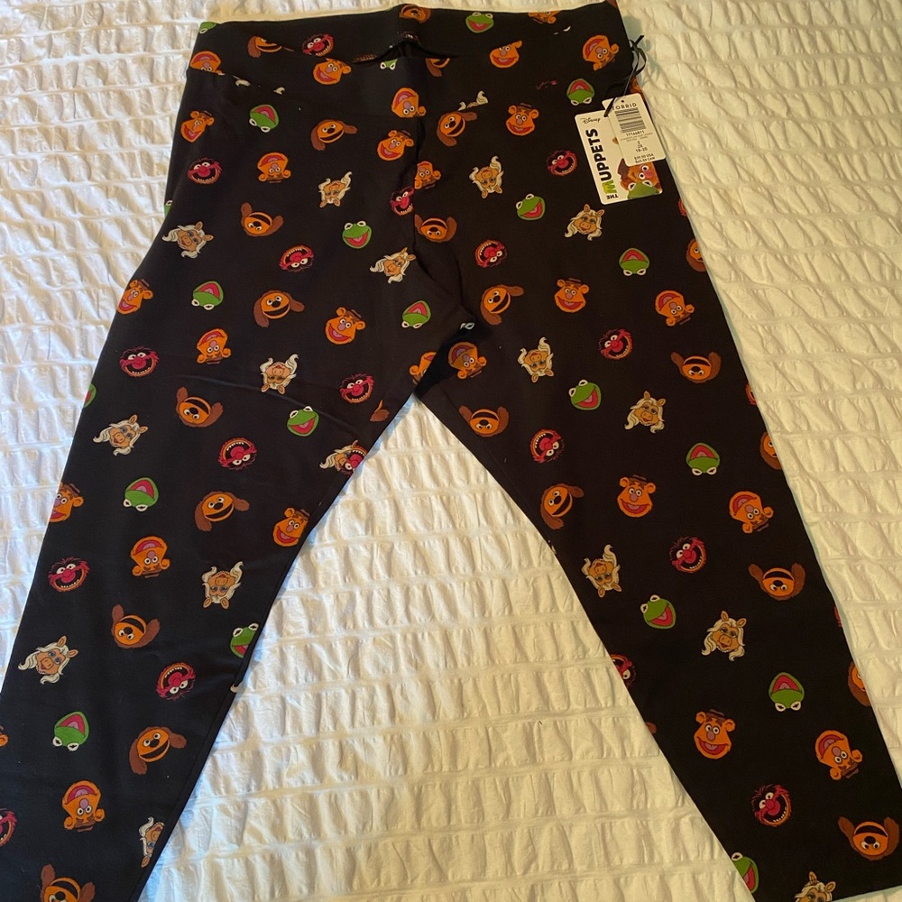 NWT women’s size 2x black leggings featuring the muppets